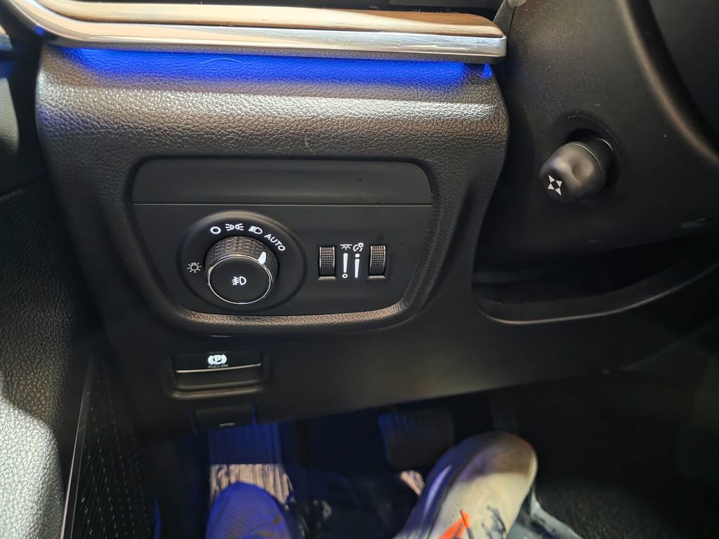 Used 2024 Jeep Grand Cherokee L Summit w/ Luxury Tech Group V image 32