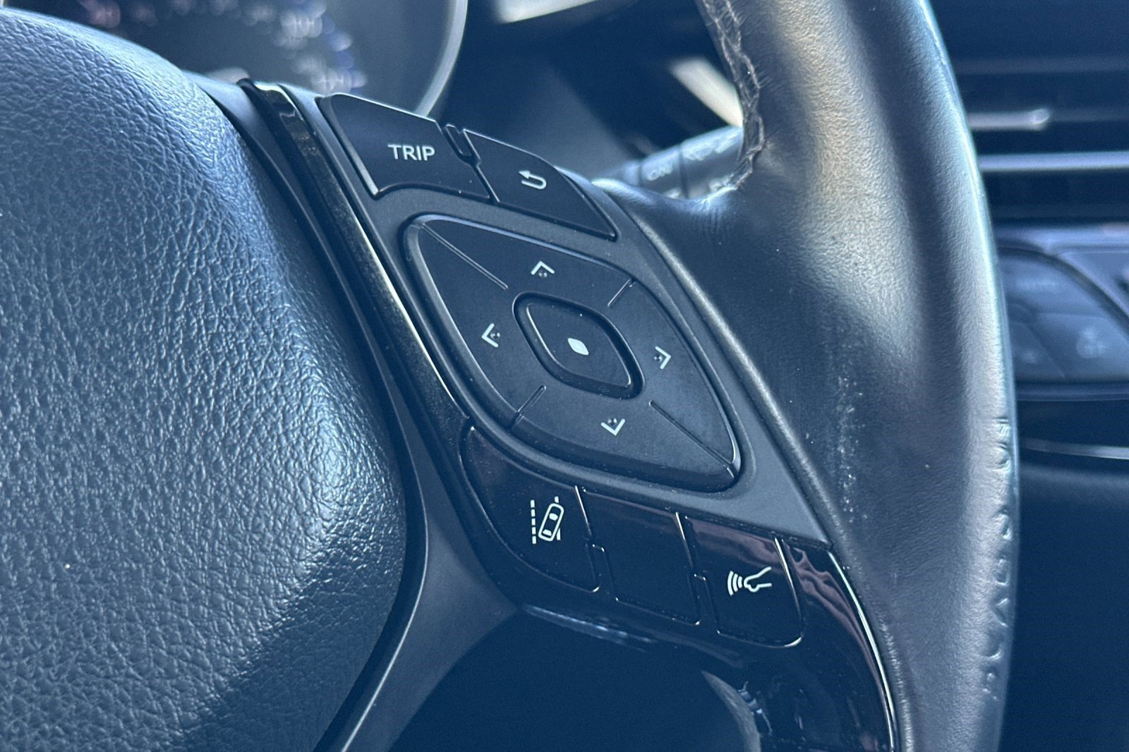 Used 2019 Toyota C-HR XLE image 30