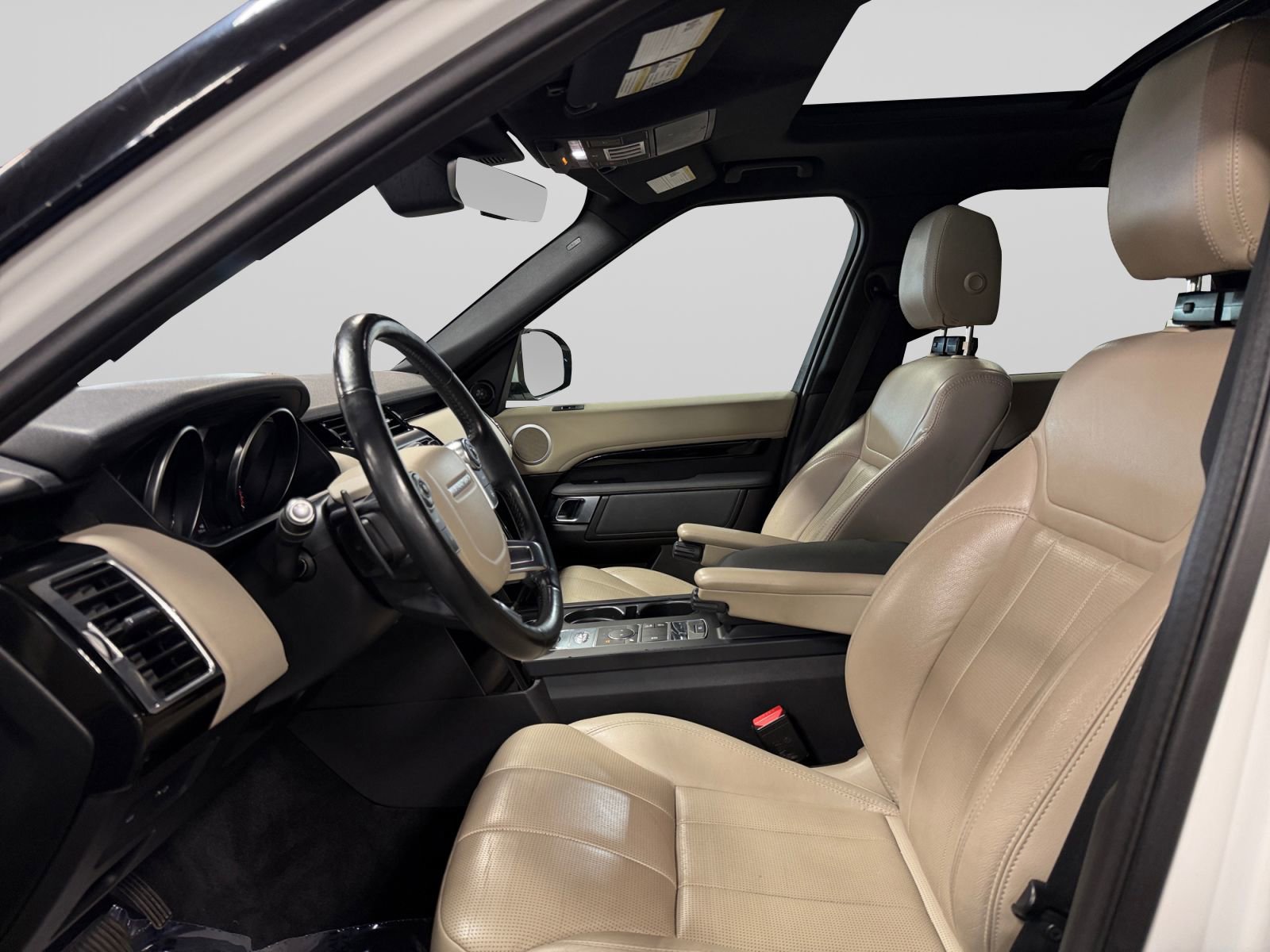 Used 2018 Land Rover Discovery SE AWD/4WD image 14