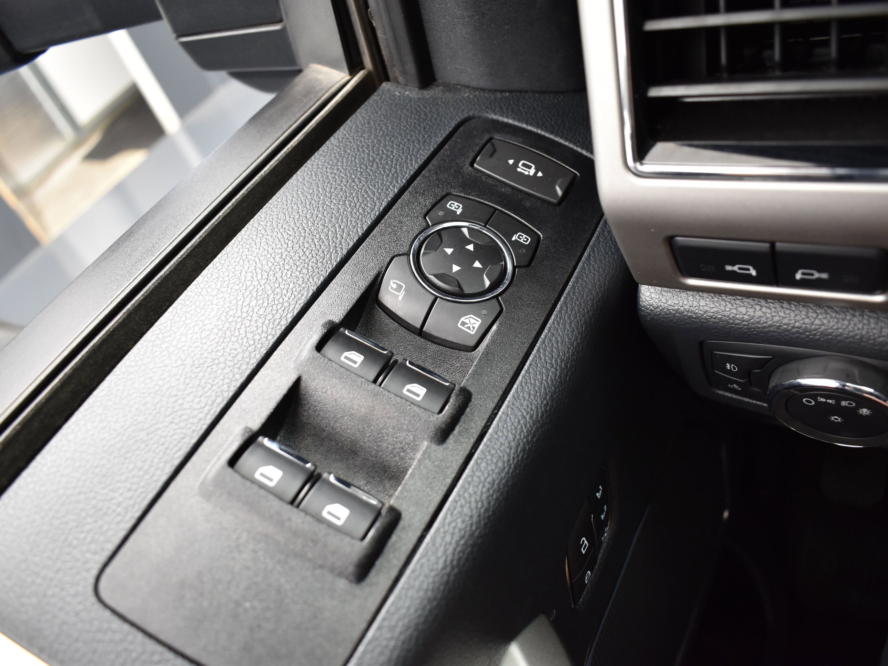 Used 2022 Ford F250 Lariat w/ Black Appearance Package image 24