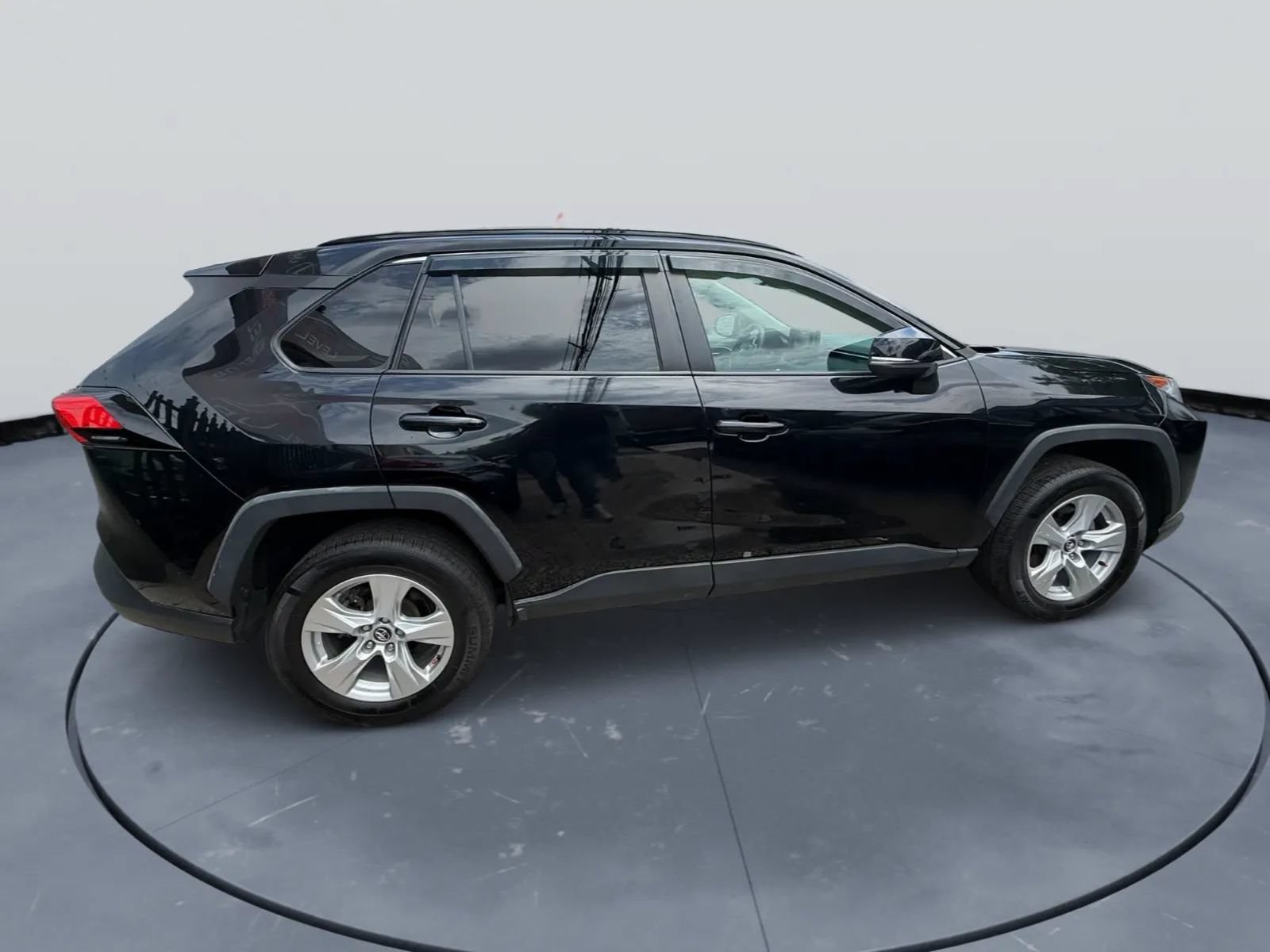 Used 2021 Toyota RAV4 XLE AWD/4WD image 7