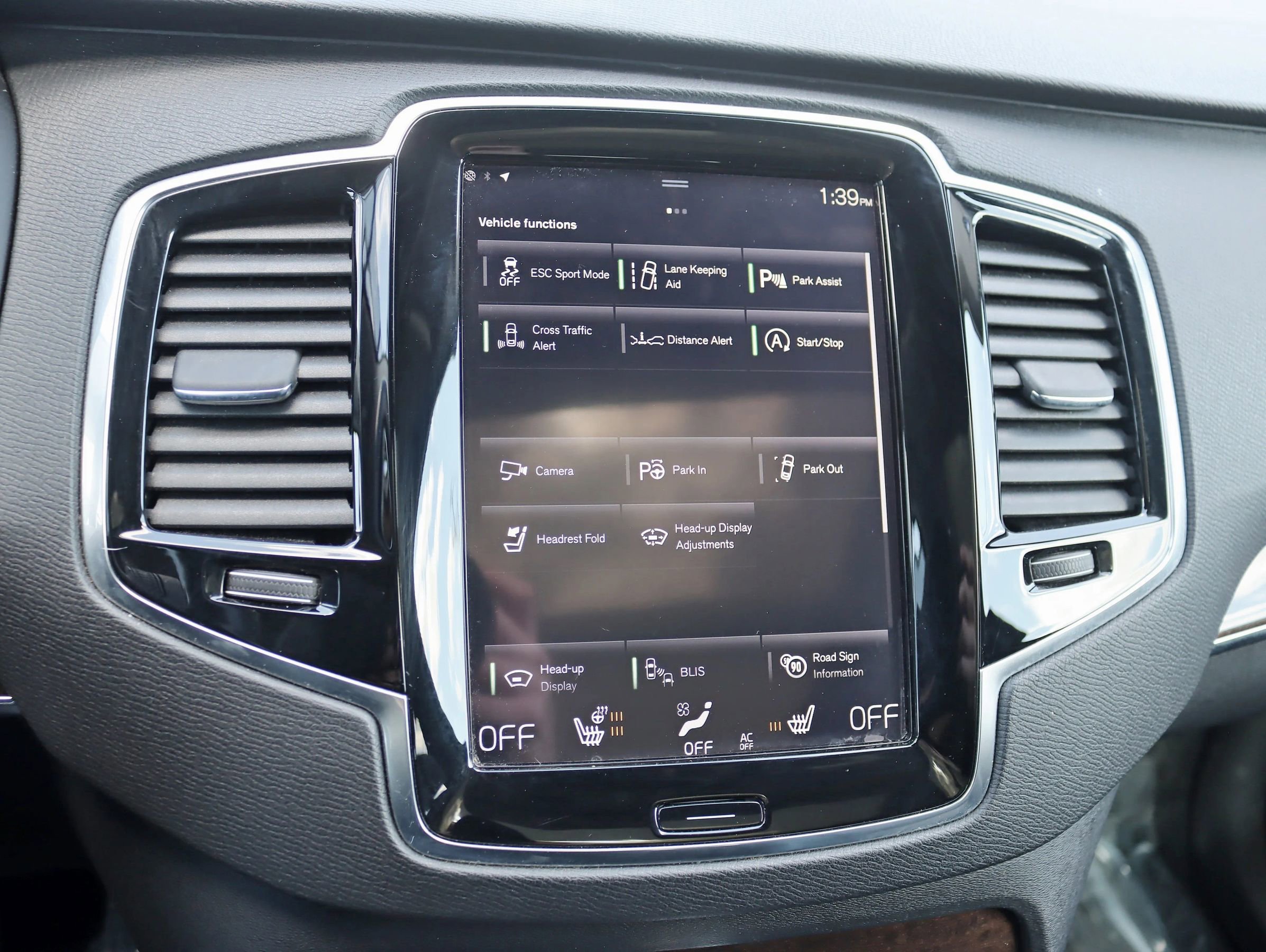 Used 2017 Volvo XC90 T6 Momentum w/ Vision Package image 26