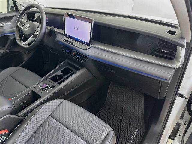 Used 2025 Volkswagen Tiguan SE AWD/4WD image 24