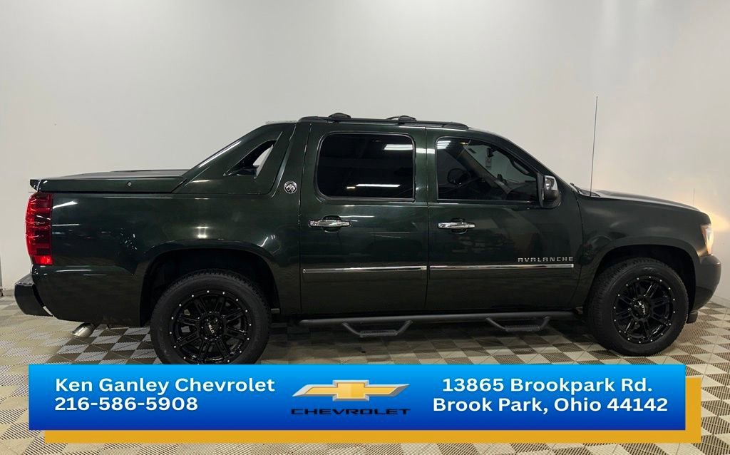 Used 2013 Chevrolet Avalanche LTZ AWD/4WD image 4