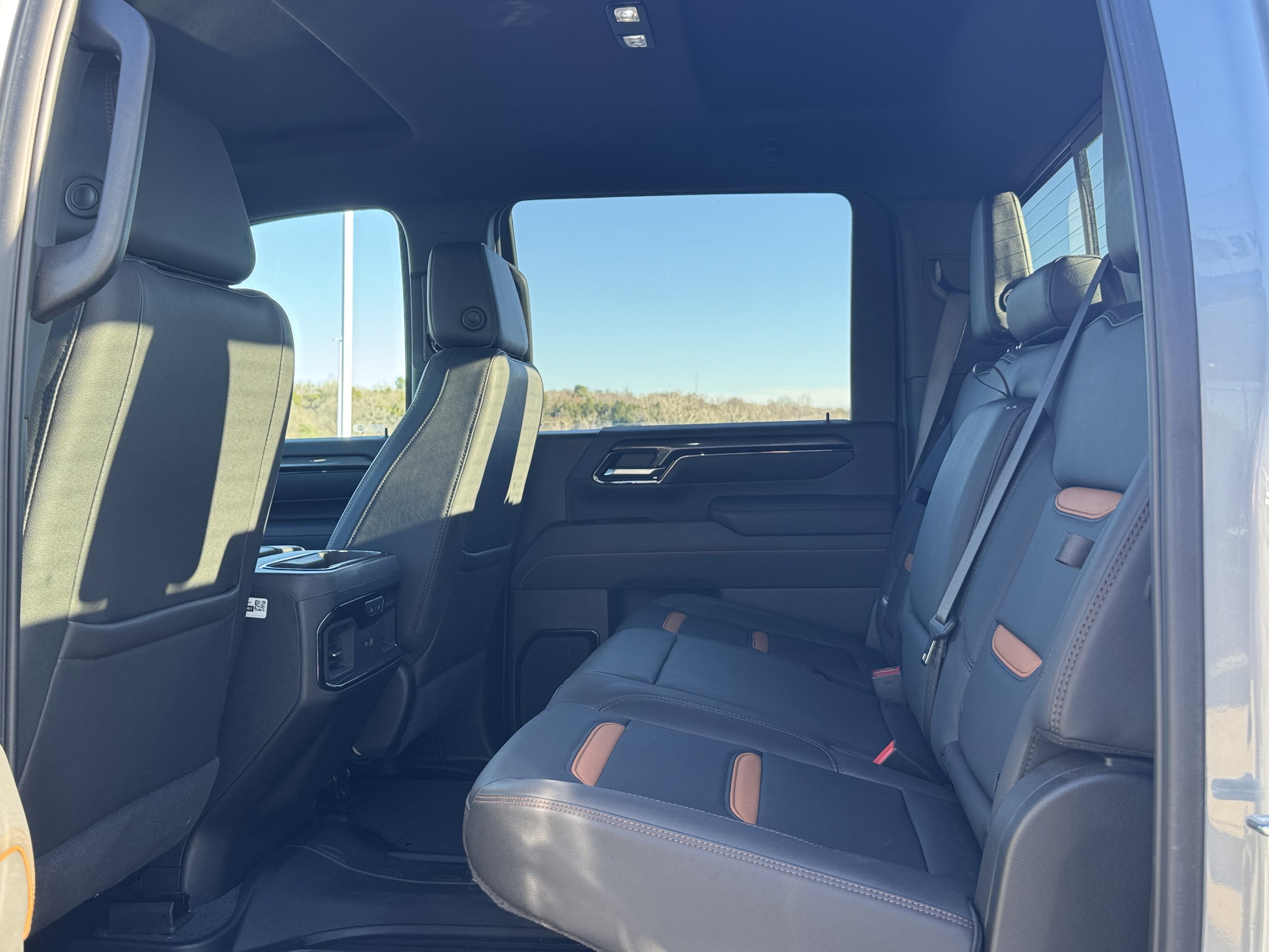 Used 2025 GMC Sierra 2500 AT4 image 7