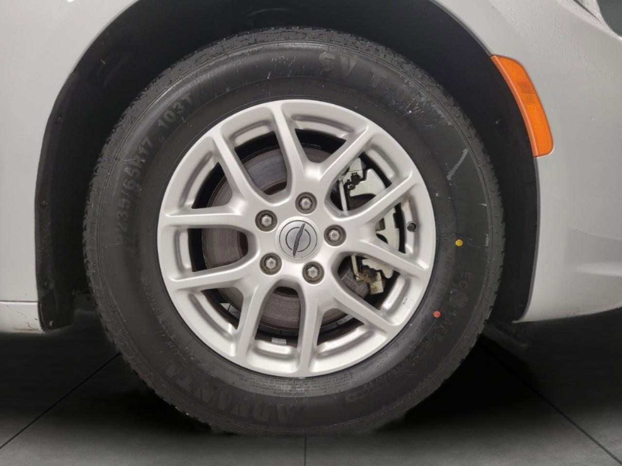 Used 2024 Chrysler Pacifica Touring-L image 3