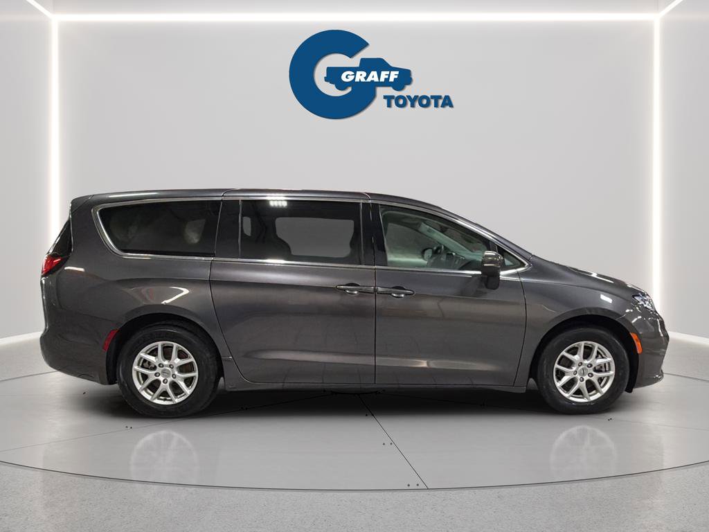 Used 2023 Chrysler Pacifica Touring-L image 9