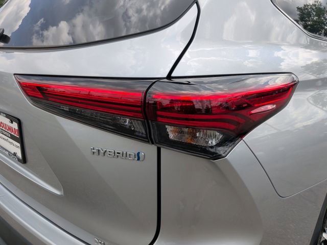 Used 2021 Toyota Highlander XLE FWD image 12
