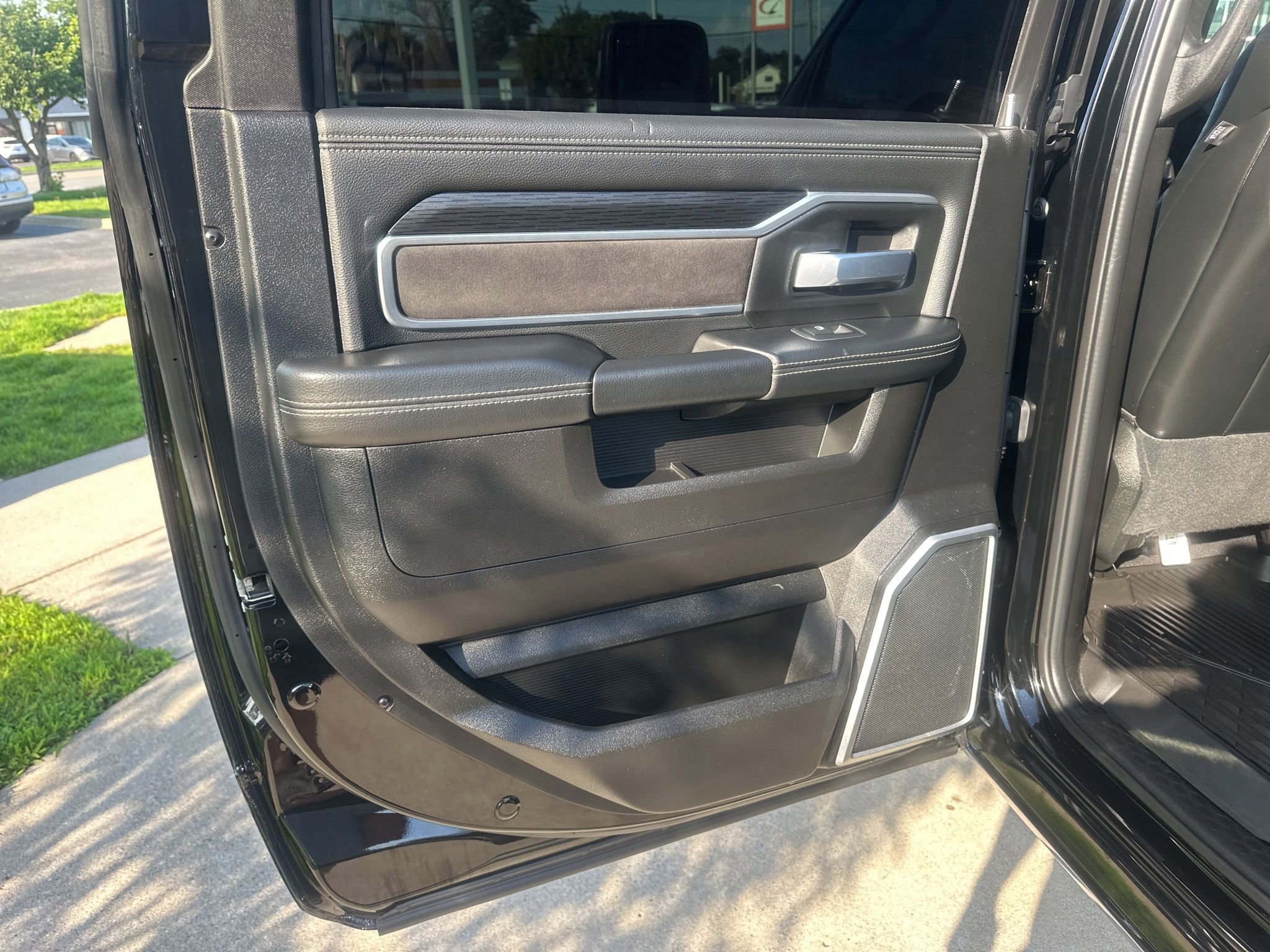 Used 2024 RAM 2500 Laramie w/ Night Edition AWD/4WD image 18