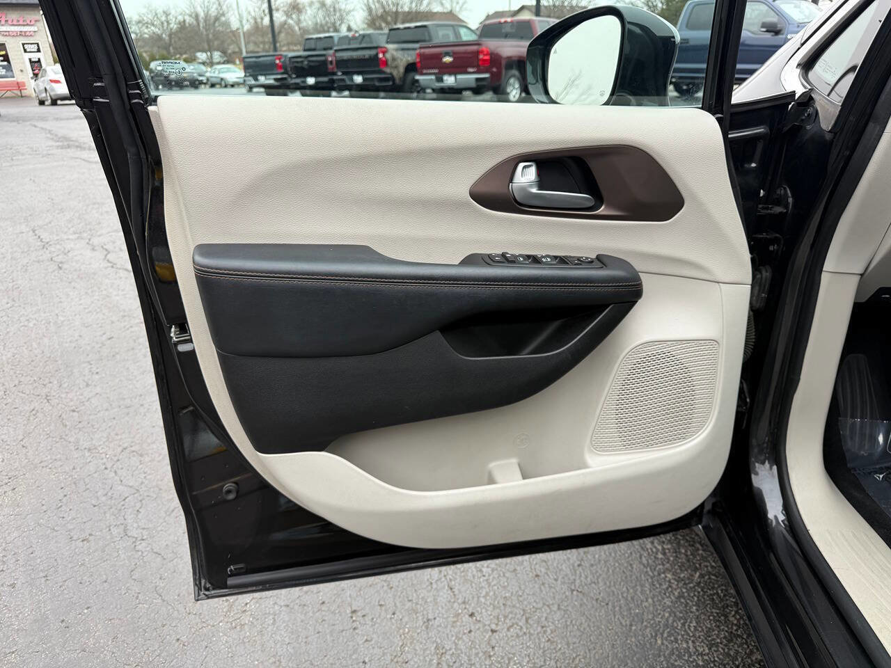 Used 2017 Chrysler Pacifica Touring-L image 20