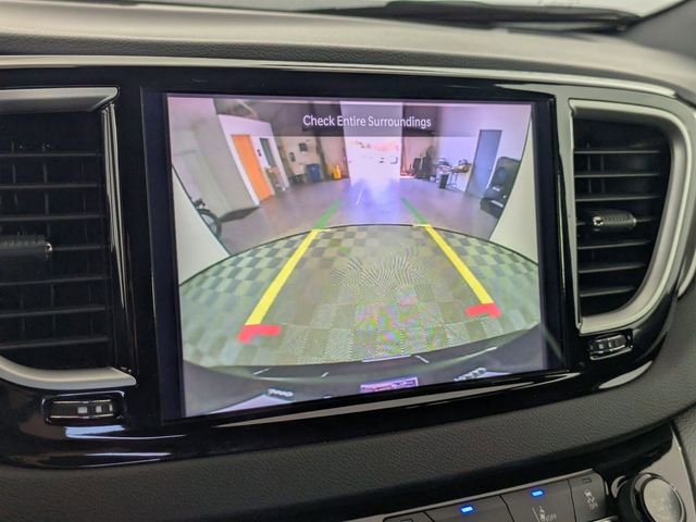 Used 2025 Chrysler Pacifica Select image 18