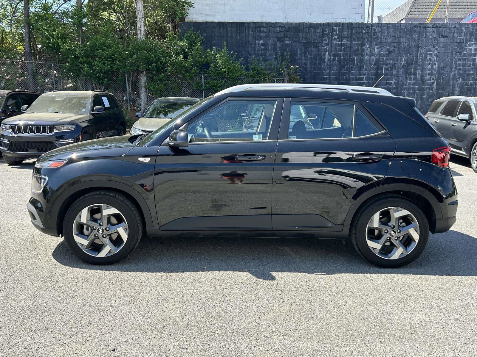 Used 2025 Hyundai Venue SEL FWD image 6