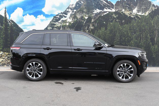 Used 2024 Jeep Grand Cherokee Overland w/ Advanced Protech Group III image 2