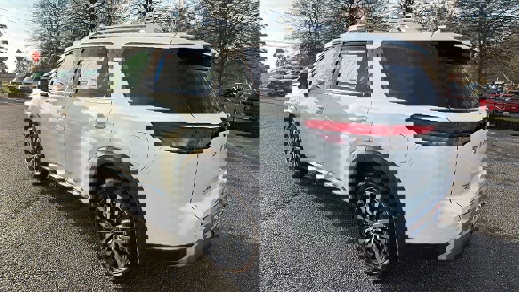 Used 2022 Nissan Pathfinder Platinum image 7