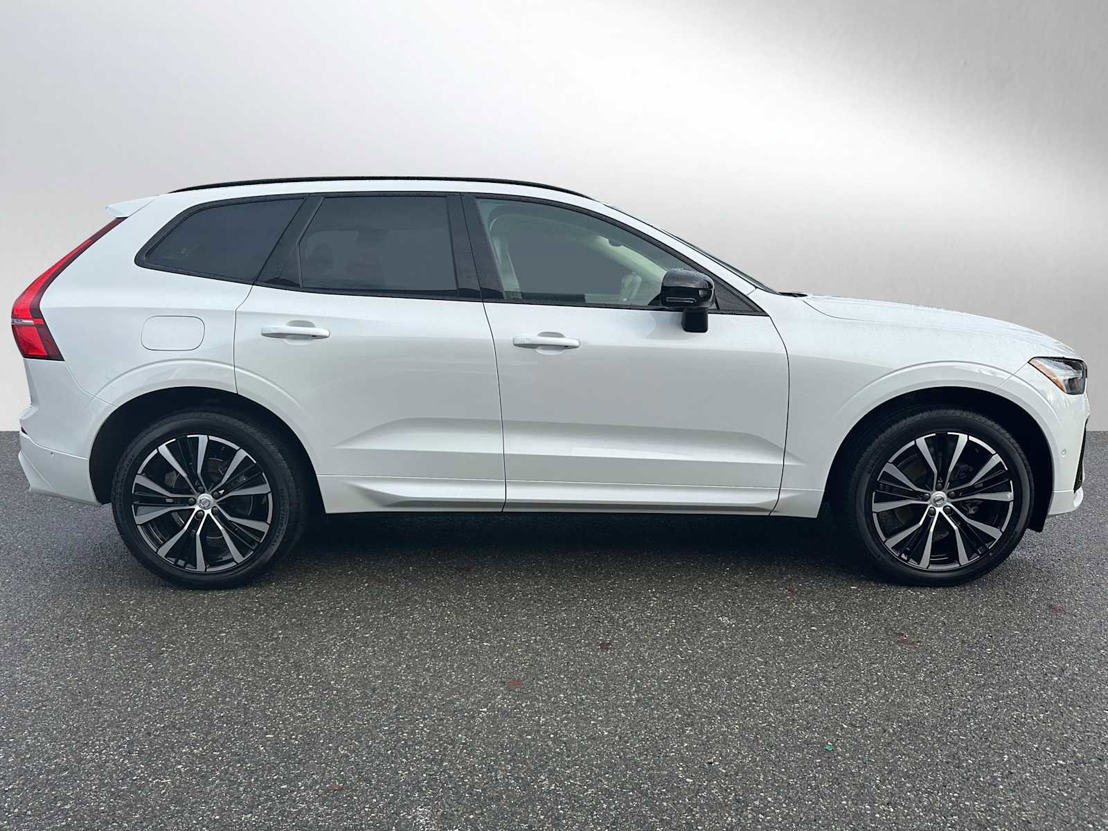 Used 2025 Volvo XC60 B5 Plus w/ Protection Package Premier image 2