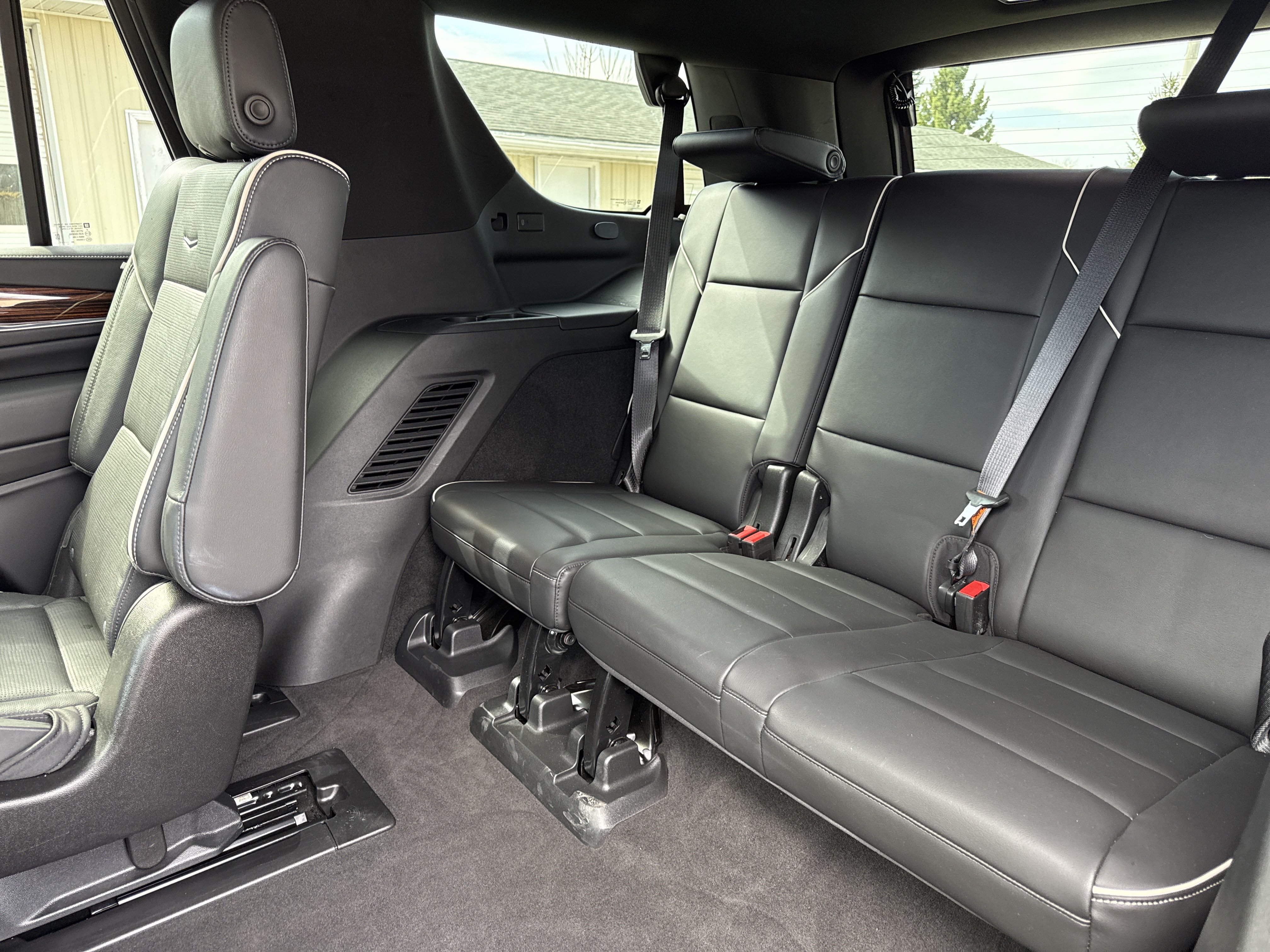 Used 2021 Cadillac Escalade Premium Luxury w/ Performance Package AWD/4WD image 19