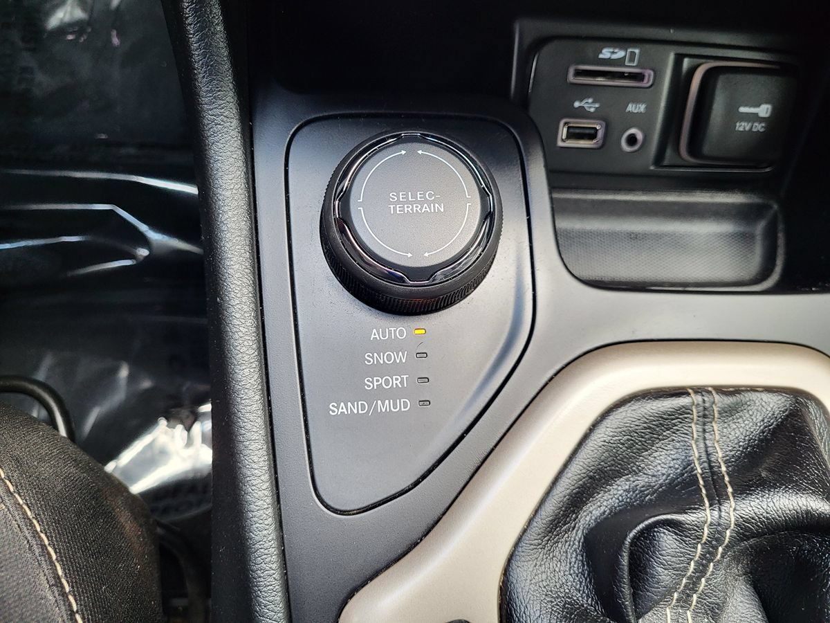 Used 2015 Jeep Cherokee Latitude w/ Cold Weather Group AWD/4WD image 29