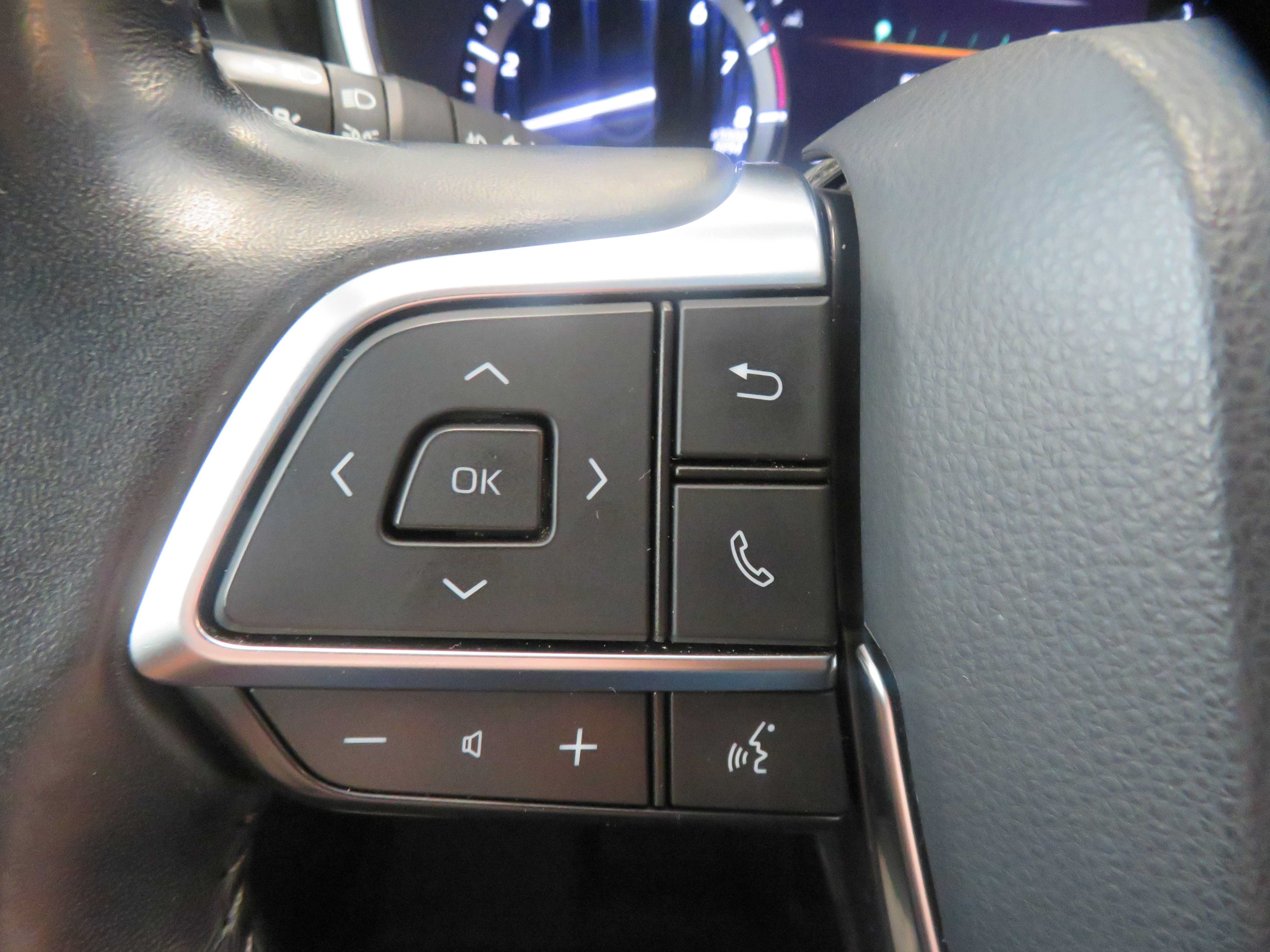 Used 2020 Toyota Highlander XLE FWD image 38