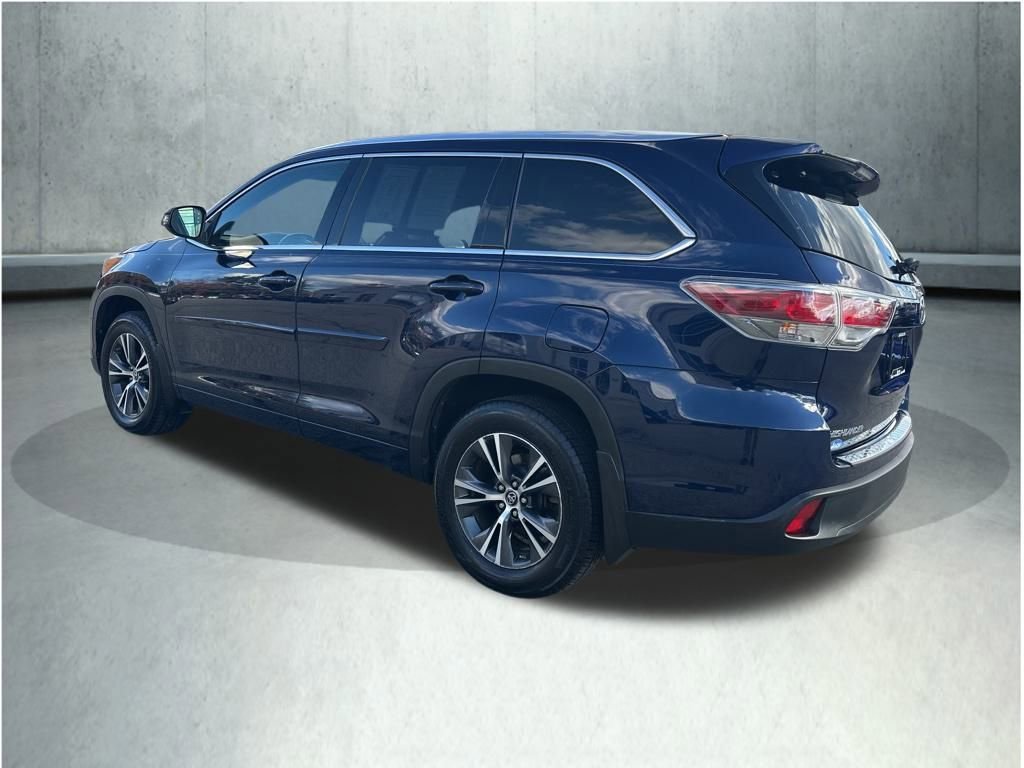 Used 2016 Toyota Highlander XLE image 3