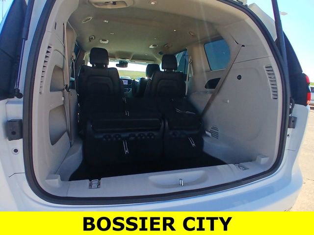 Used 2023 Chrysler Pacifica Touring-L image 25