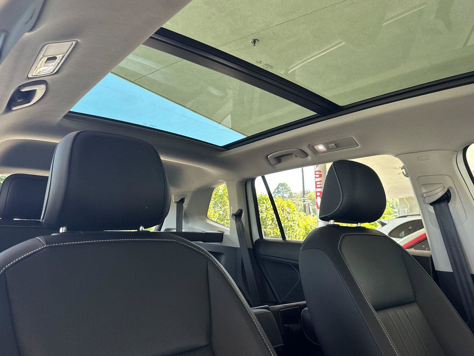 Used 2023 Volkswagen Tiguan SE w/ Panoramic Sunroof Package FWD image 16