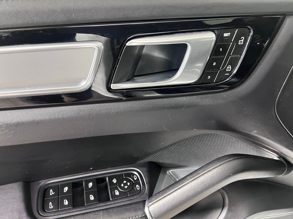 Used 2023 Porsche Cayenne Turbo AWD/4WD image 26