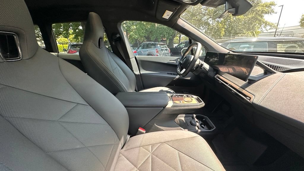 Used 2024 BMW iX xDrive50 w/ Premium Package AWD/4WD image 5