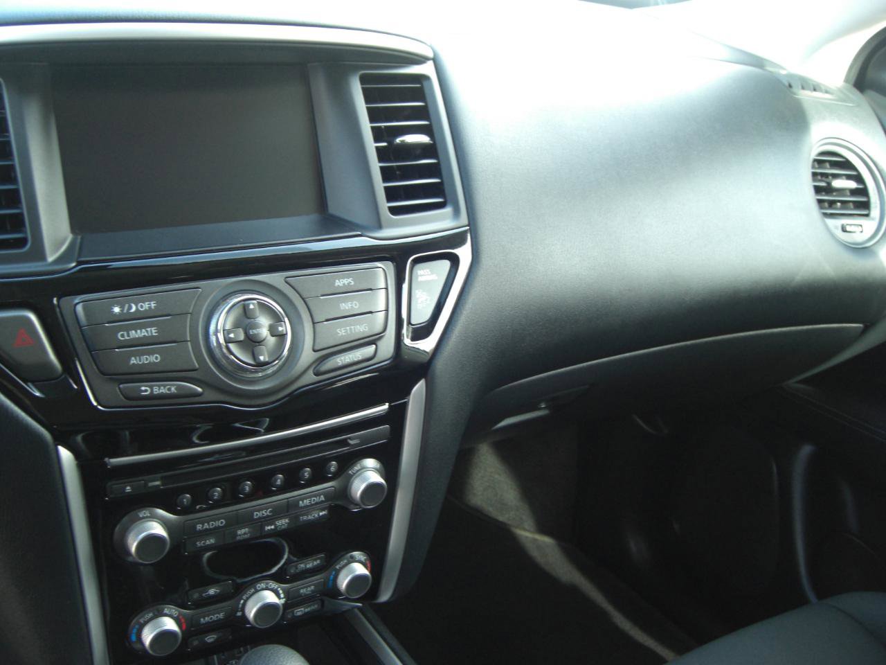 Used 2020 Nissan Pathfinder S image 9