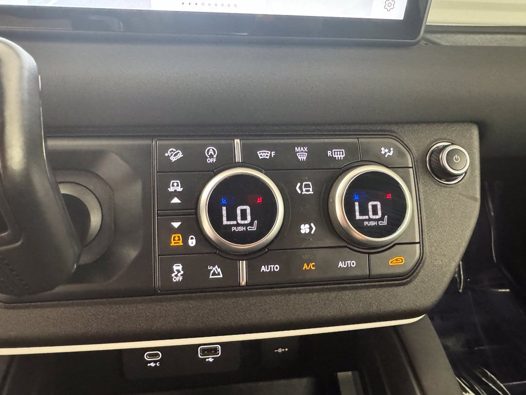 Used 2022 Land Rover Defender 110 AWD/4WD image 17