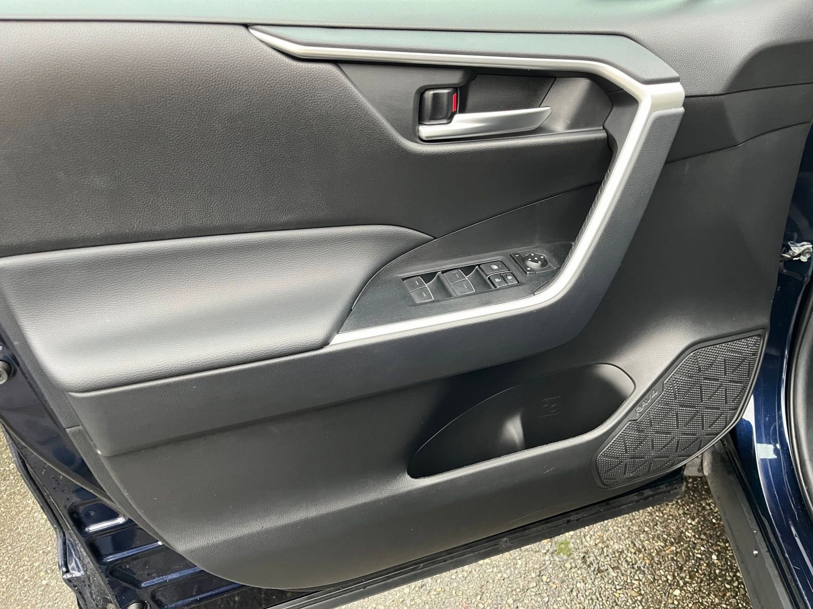 Used 2025 Toyota RAV4 XLE image 20