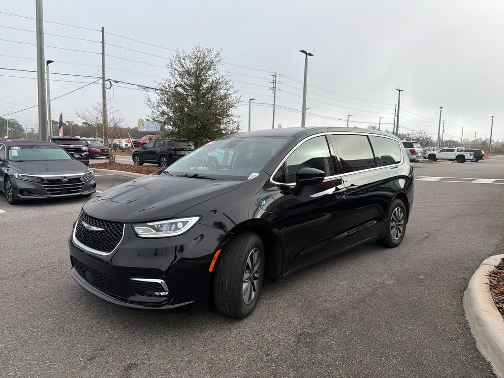 Used 2024 Chrysler Pacifica Select image 5