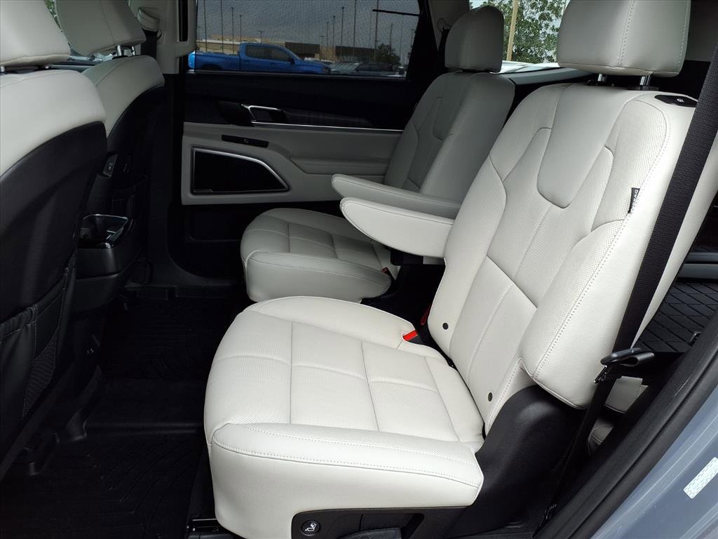 Used 2025 Kia Telluride EX w/ EX Captain's Chair Package image 28