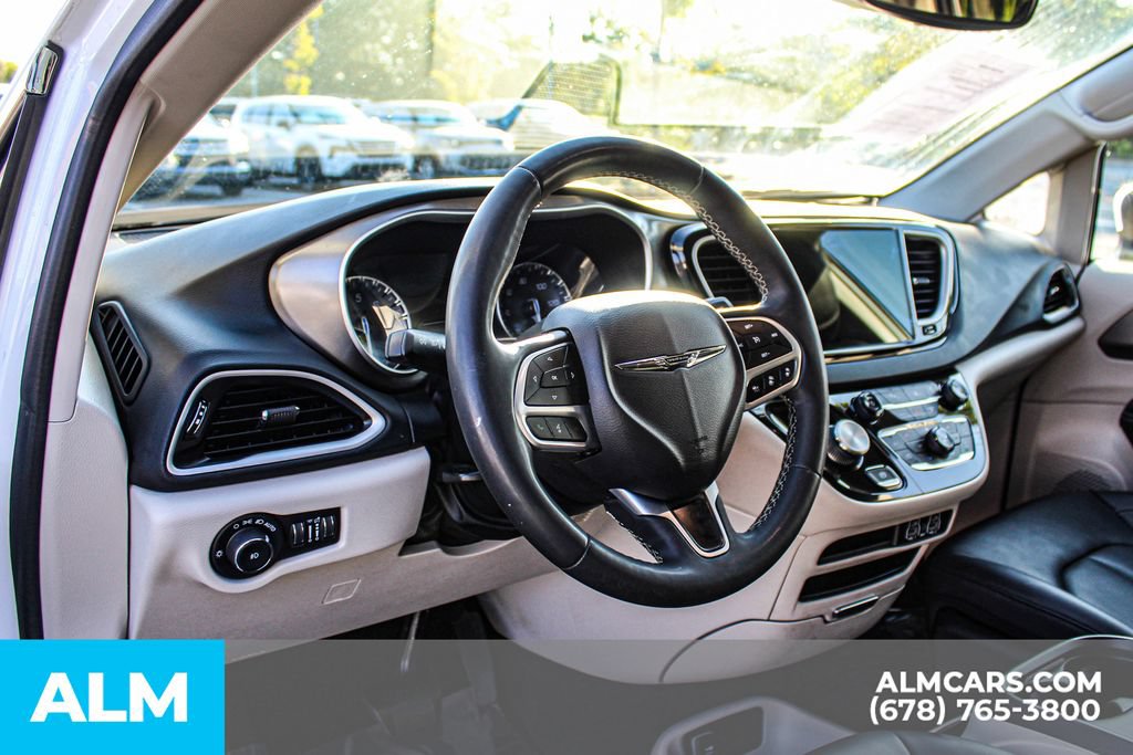 Used 2023 Chrysler Pacifica Touring-L FWD image 30