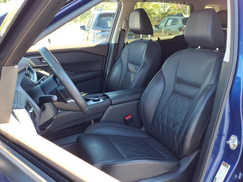 Used 2023 Nissan Rogue Platinum image 3