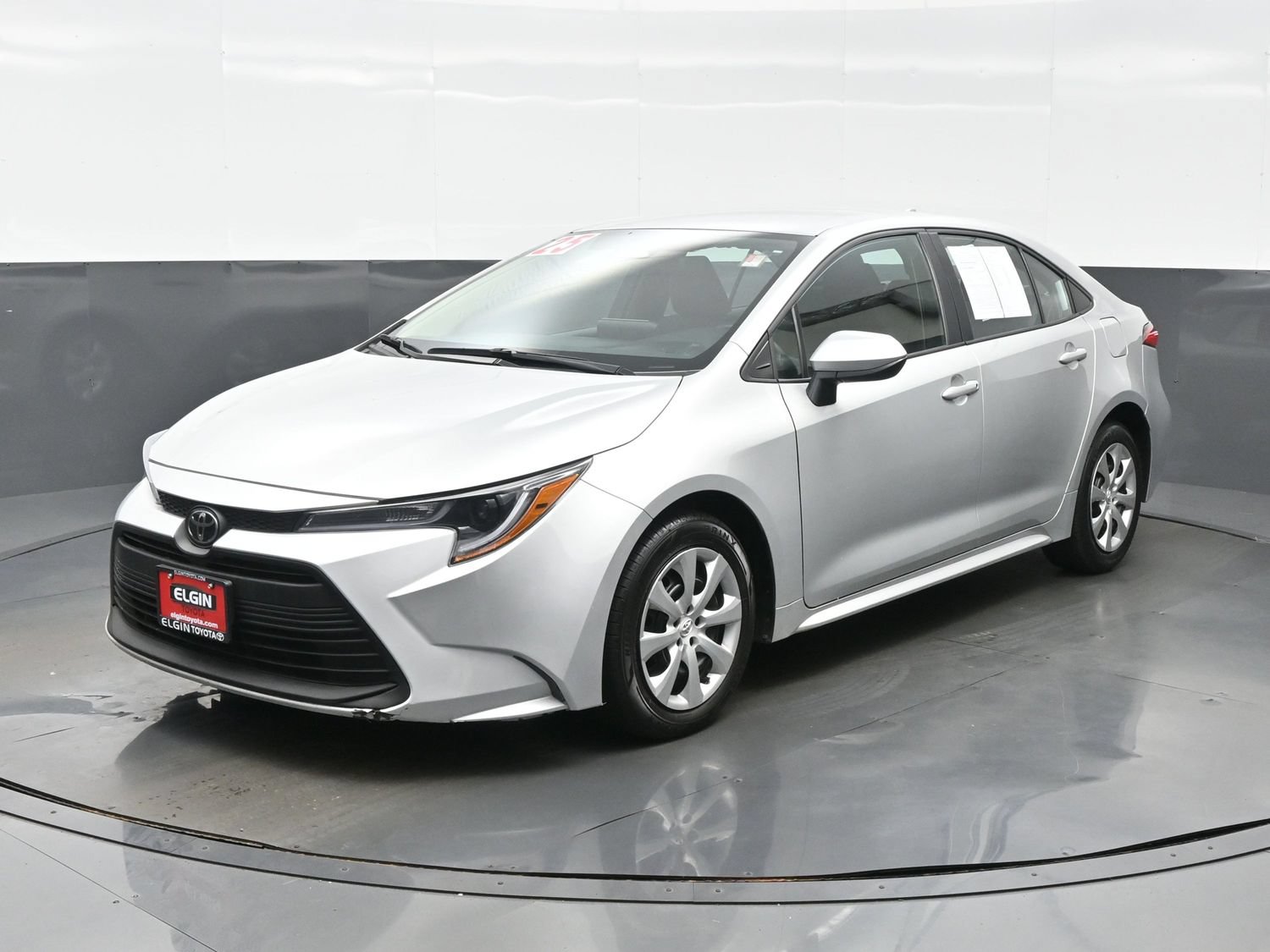 Used 2025 Toyota Corolla LE FWD image 2