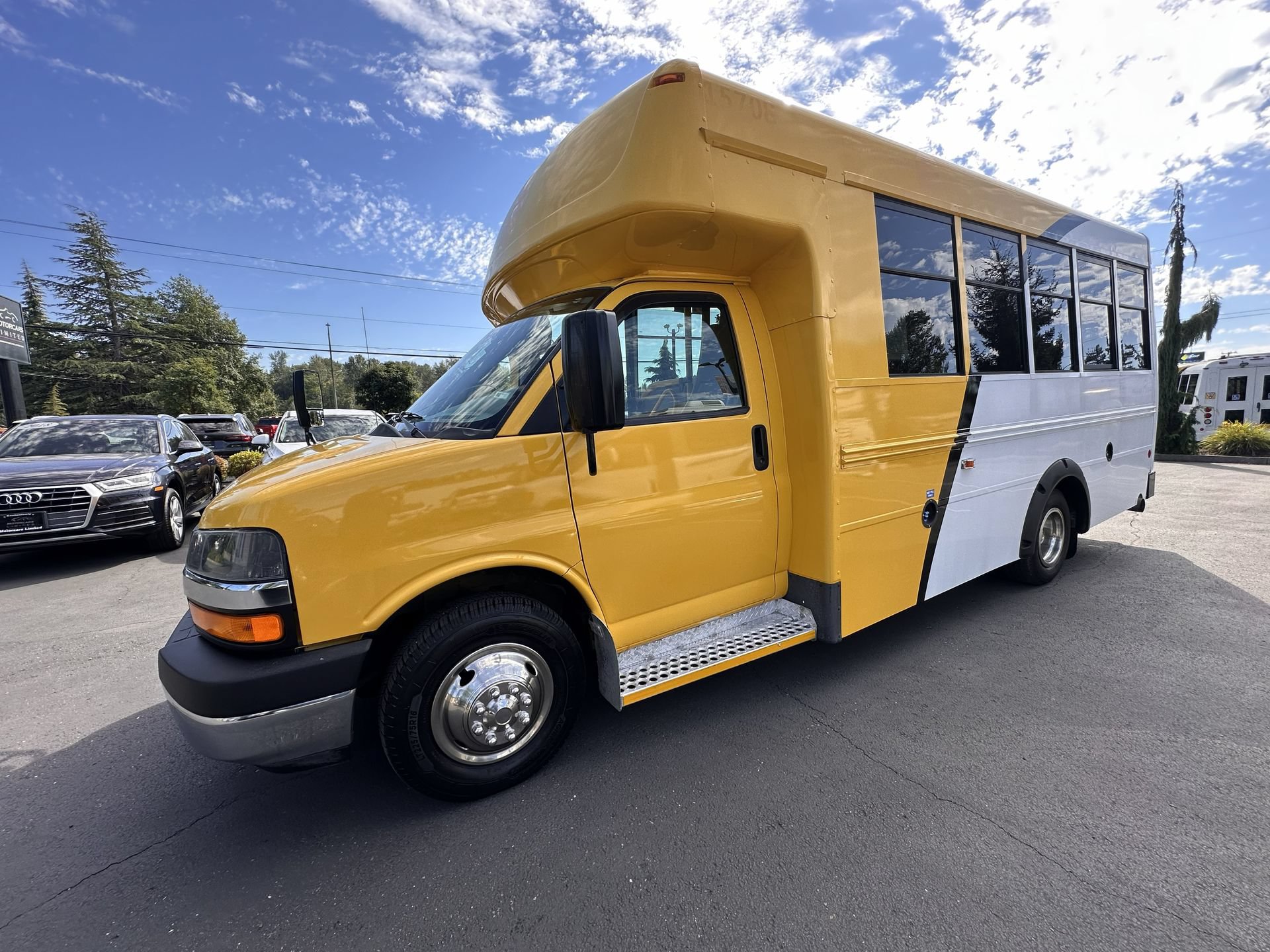 Used 2015 Chevrolet Express 4500 RWD image 2