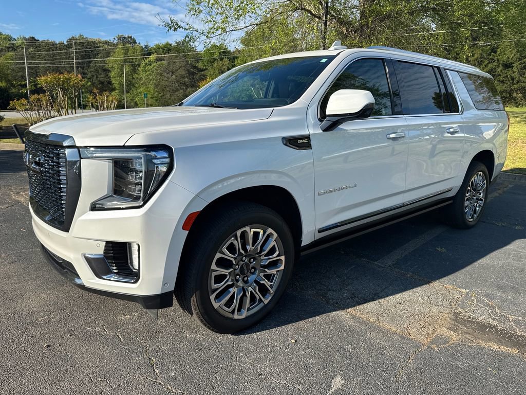 Used 2023 GMC Yukon XL Denali Ultimate AWD/4WD image 3