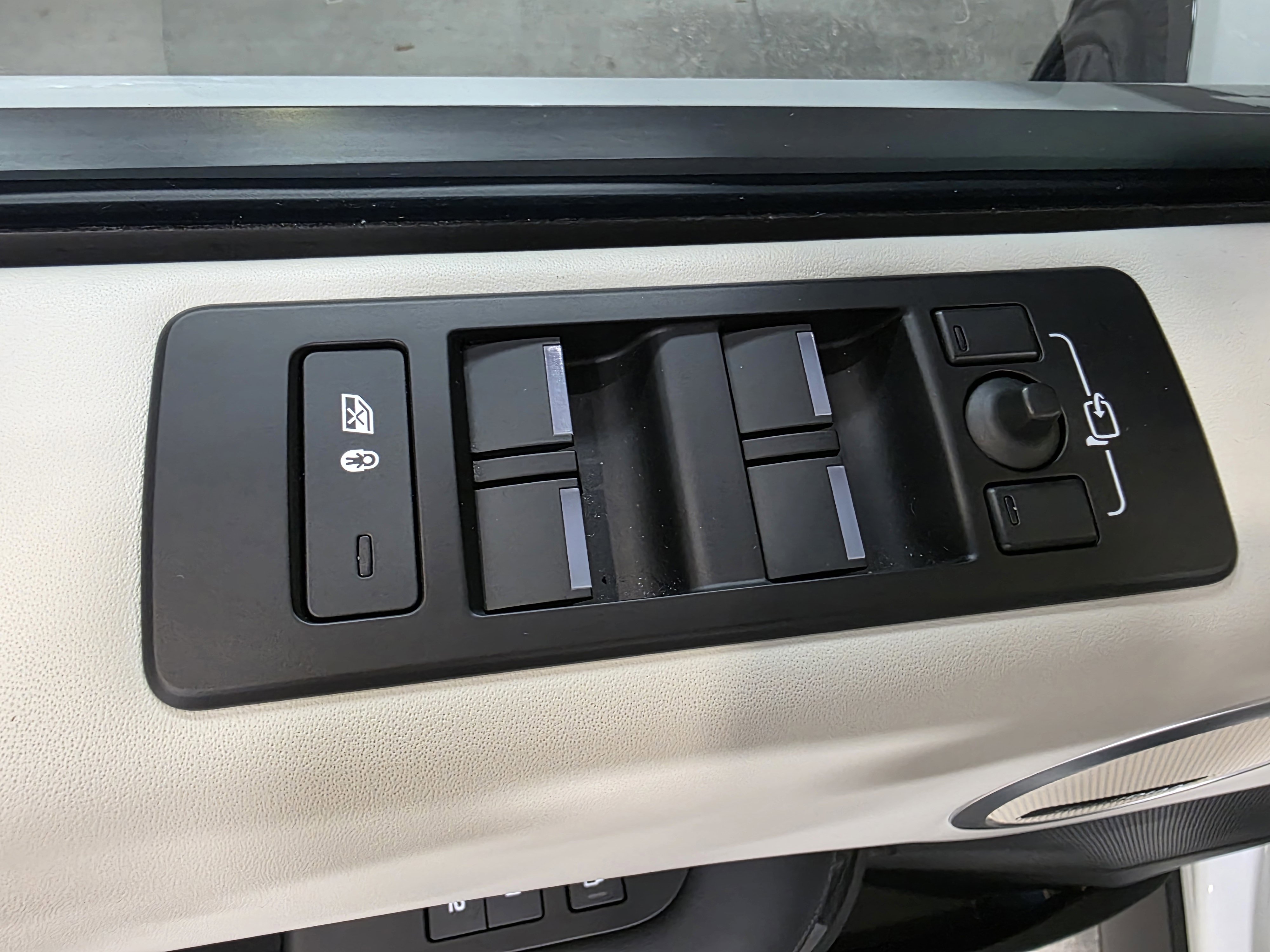 Used 2024 Land Rover Discovery Metropolitan Edition image 21