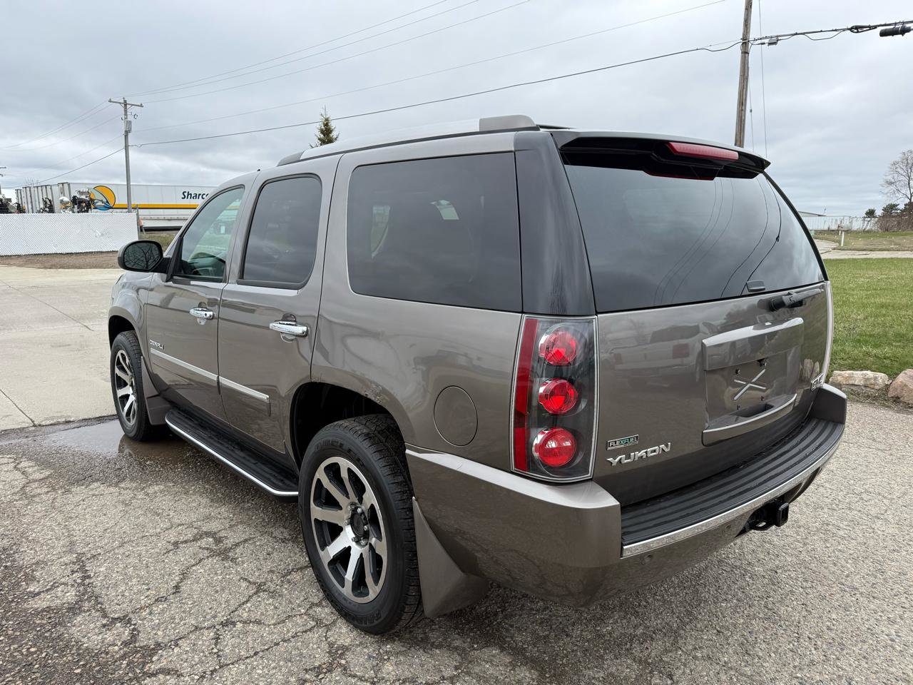 Used 2011 GMC Yukon Denali image 7