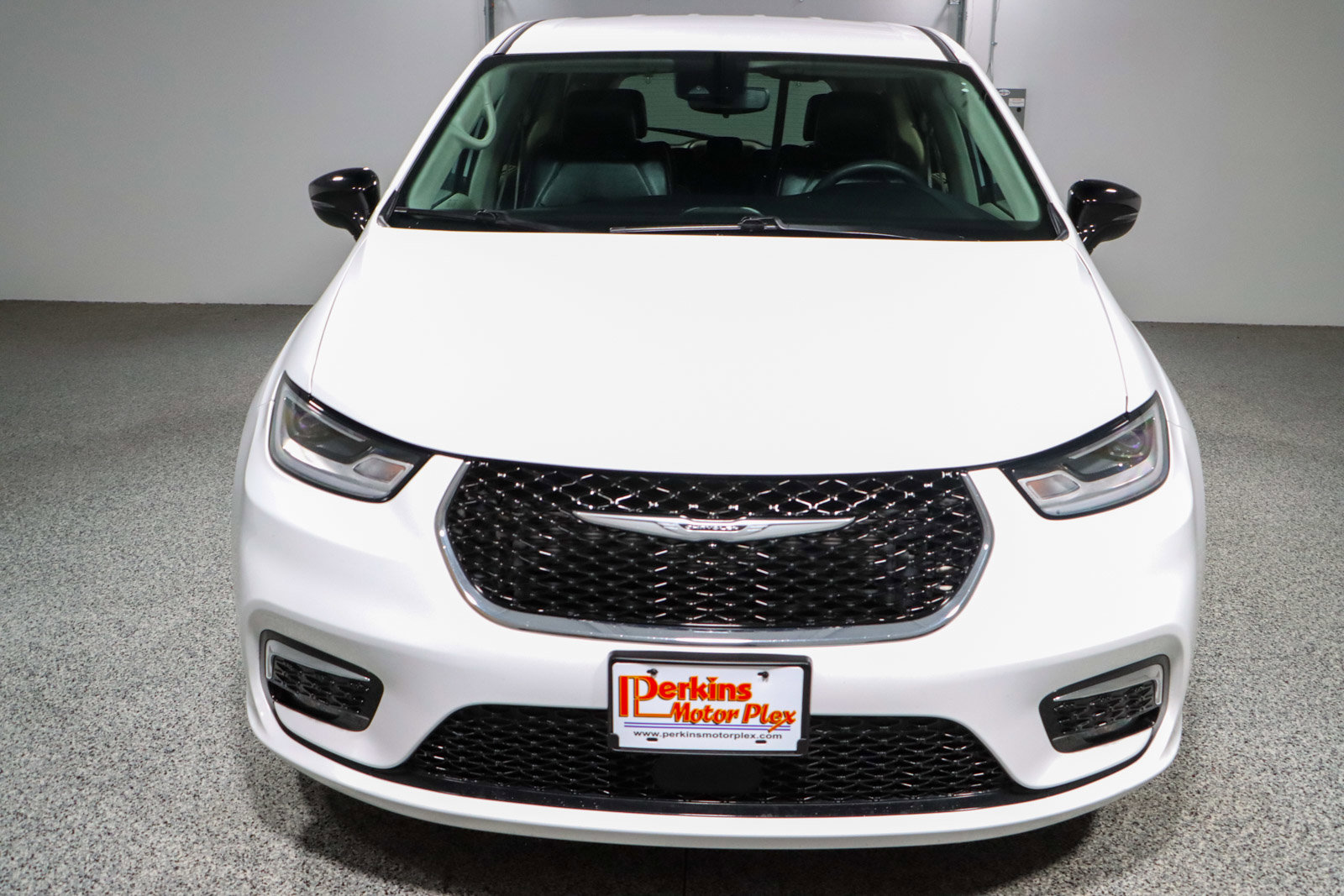 Used 2024 Chrysler Pacifica Touring-L image 4