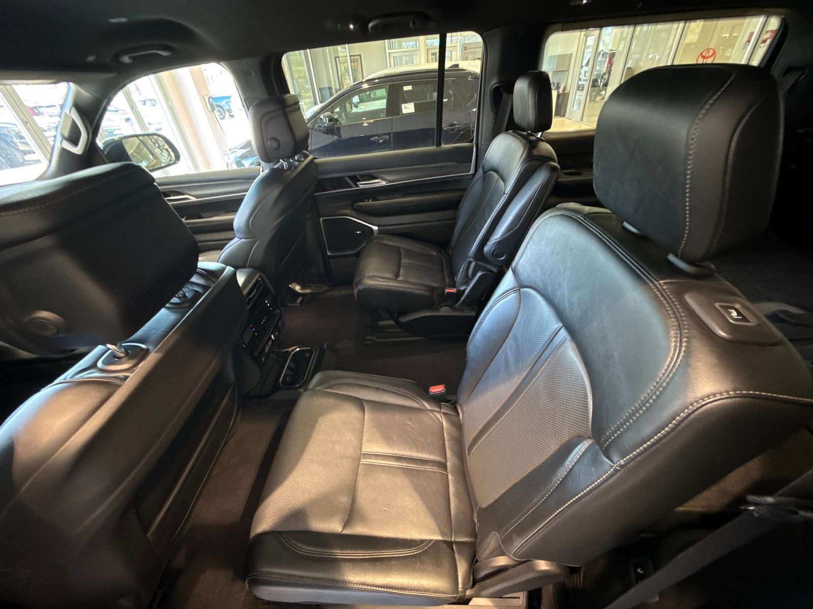 Used 2024 Jeep Wagoneer Series III image 12