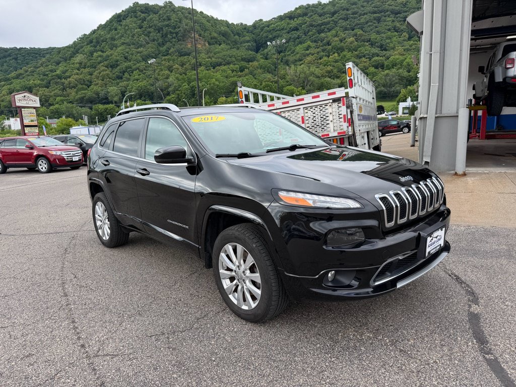Used 2017 Jeep Cherokee Overland AWD/4WD image 3