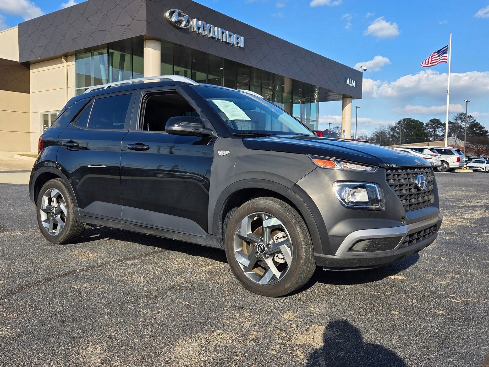 Used 2024 Hyundai Venue SEL image 1