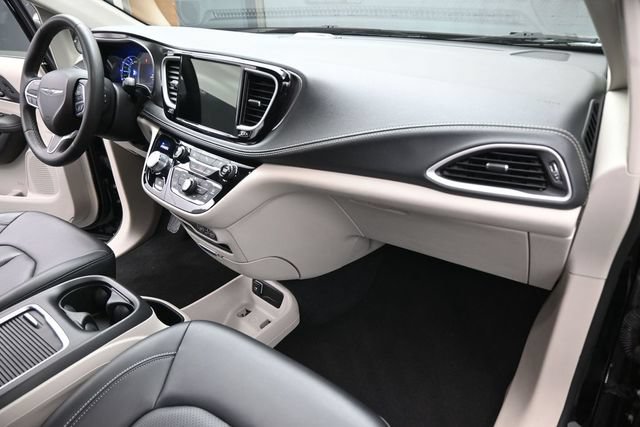 Used 2024 Chrysler Pacifica Limited FWD image 27