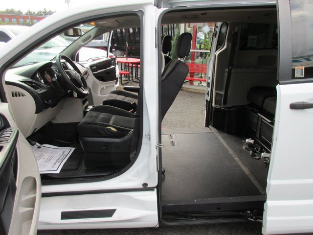 Used 2019 Dodge Grand Caravan SE FWD image 28