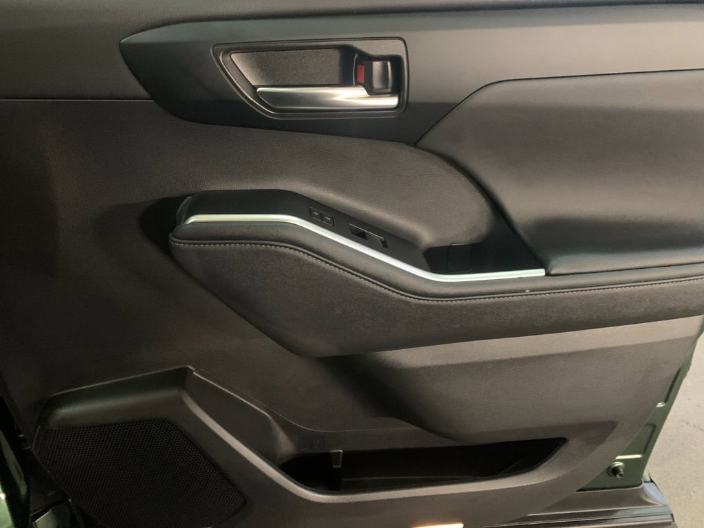 Used 2023 Toyota Highlander XLE image 22