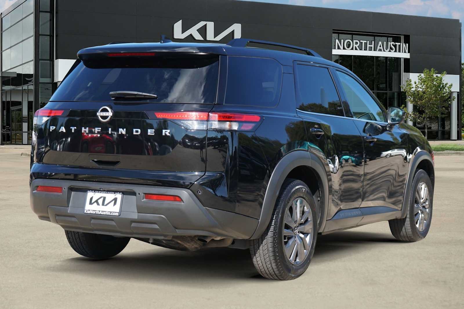 Used 2025 Nissan Pathfinder SV FWD image 5