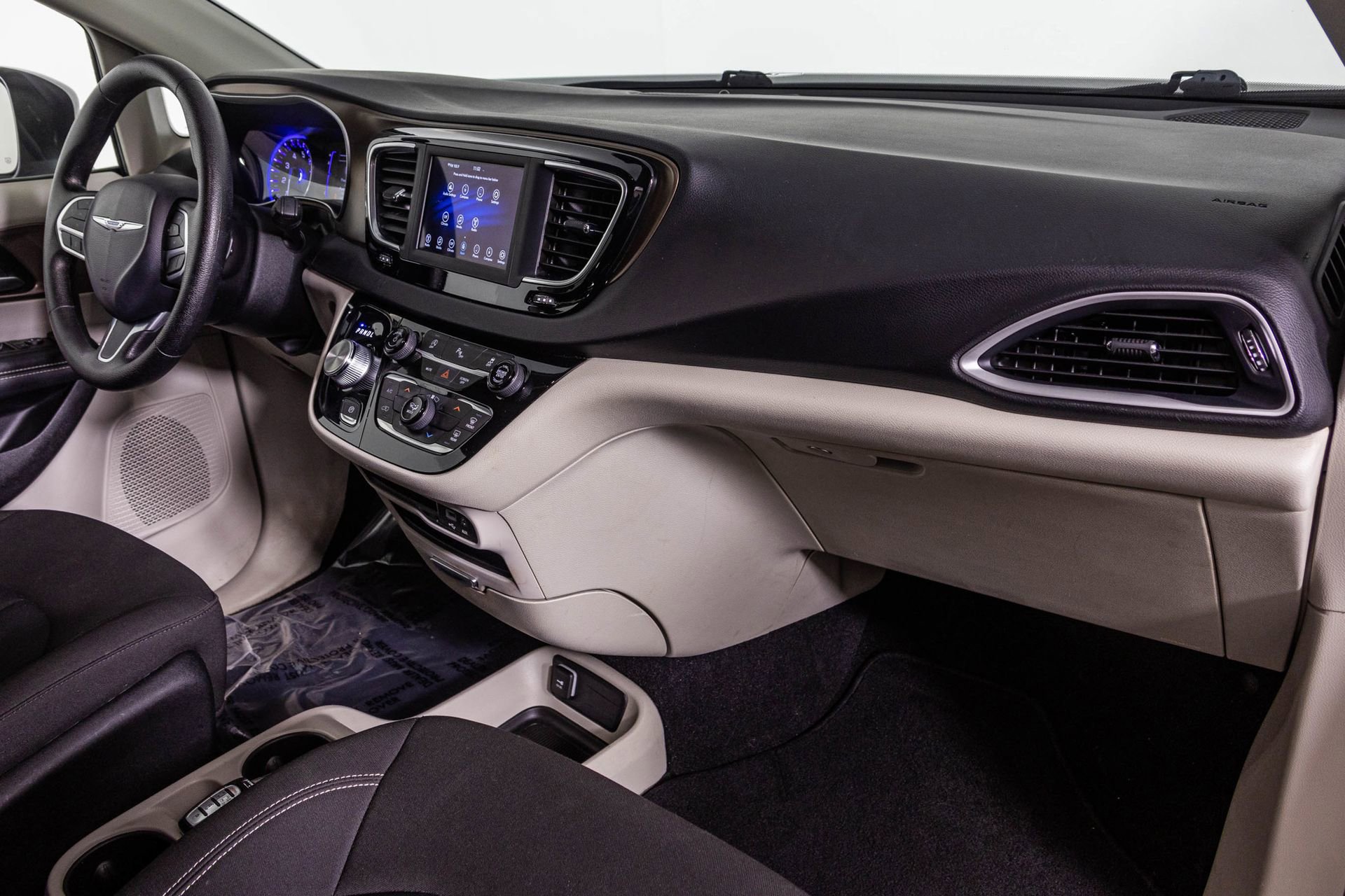 Used 2020 Chrysler Voyager LX FWD image 42