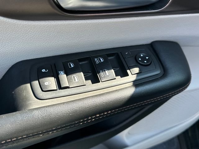 Used 2019 Chrysler Pacifica Touring-L FWD image 14