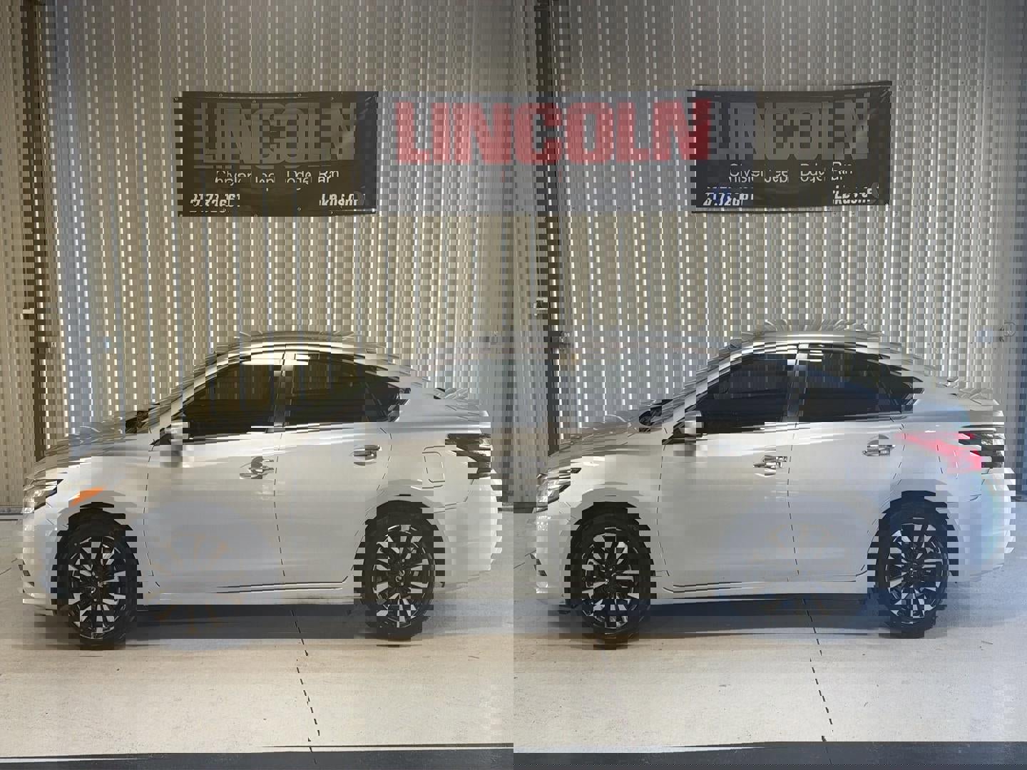 Used 2018 Nissan Altima 2.5 SV image 2